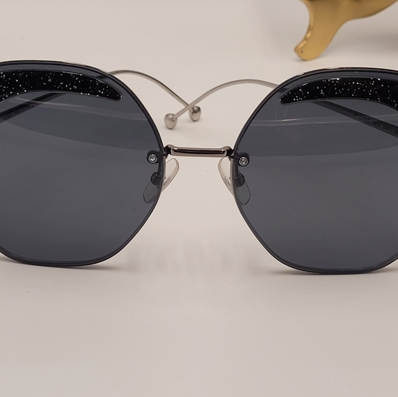 FENDI Geometric Sunglasses For Women Or Men's Who Loves A Little Glitter 🥰 - Picture 3 of 8